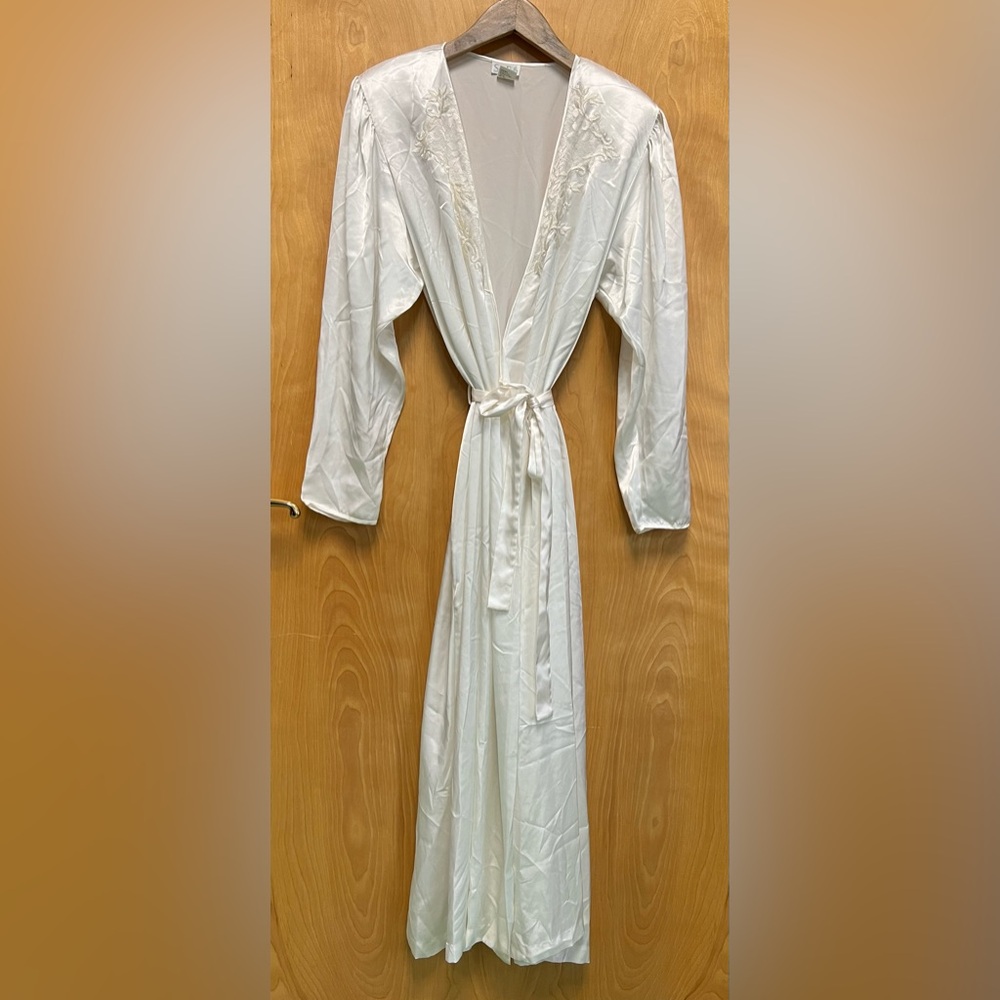 Vintage Sara Beth — Long White Lace Robe